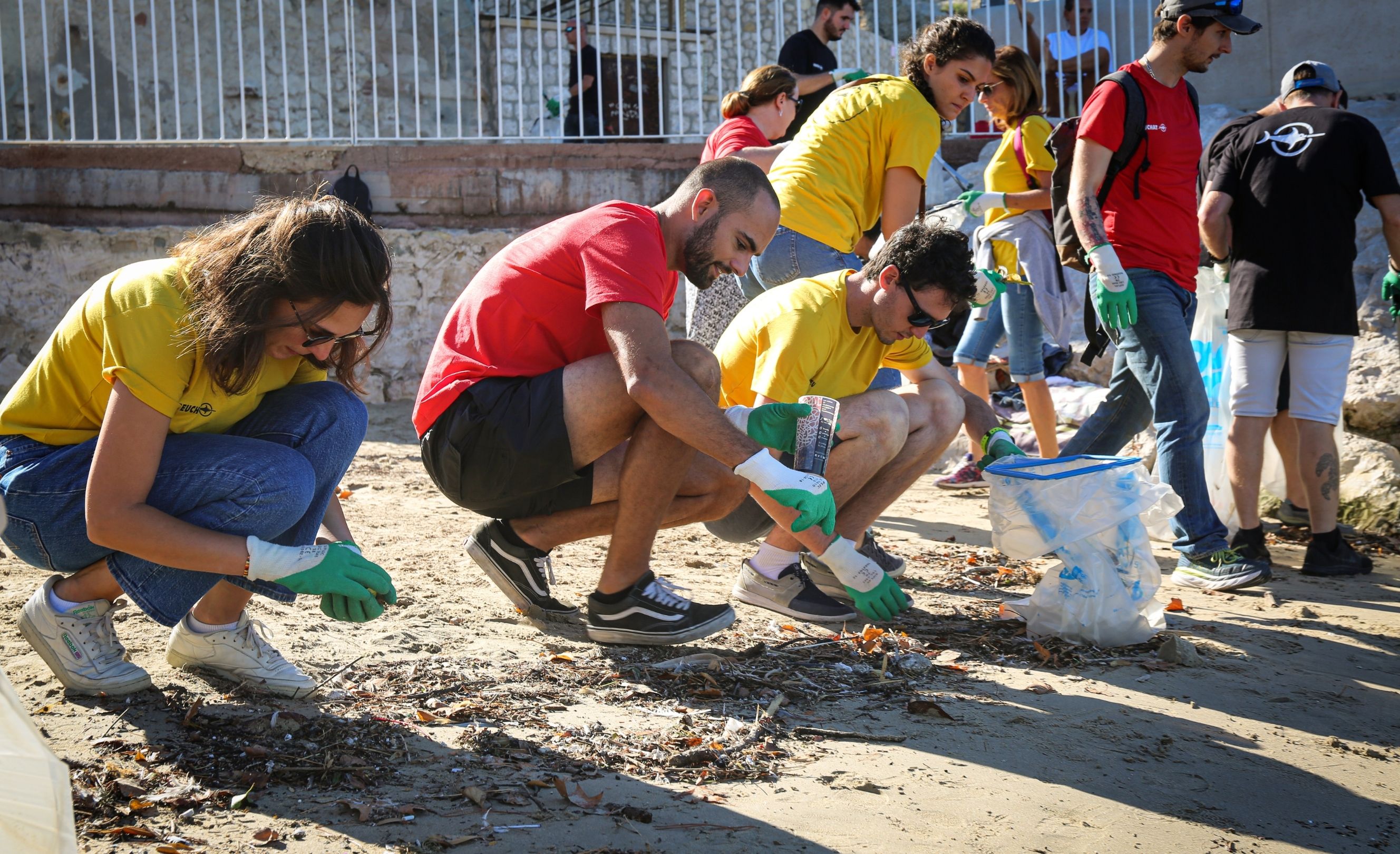 Ramassage des déchets sur la plage des Catalans à Marseille